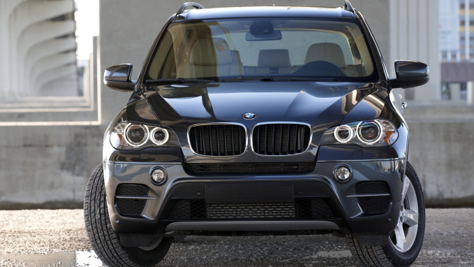Черная BMW X5, 2048x1152