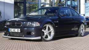 BMW 3, Черная BMW 3 со спортивным обвесом и литыми дисками.
