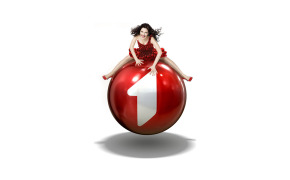 Девушка на красно шаре, Летающая девушка на новогоднем красном шаре