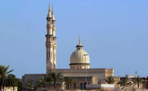 Мечеть, Искусная работа строения, необычные две высокие стамбхи могут оформить любой рабочий стол 
