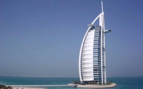 Необыкновенные ОАЭ, Здание, напоминает ракету на картинке «Необыкновенные ОАЭ»